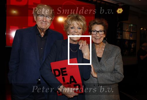 Amsterdam 26 oktober 2025
Boekpresentatie boek over 80 jaar het DeLaMar theater . Simone Kleinsma kreg uit handen van Janine v d Ende en Joop v d Ende het eerste exemplaar.