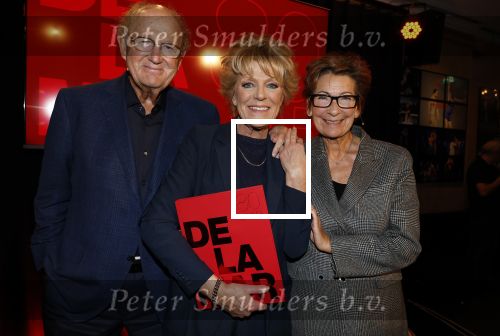 Amsterdam 26 oktober 2025
Boekpresentatie boek over 80 jaar het DeLaMar theater . Simone Kleinsma kreg uit handen van Janine v d Ende en Joop v d Ende het eerste exemplaar.
