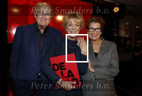 Amsterdam 26 oktober 2025
Boekpresentatie boek over 80 jaar het DeLaMar theater . Simone Kleinsma kreg uit handen van Janine v d Ende en Joop v d Ende het eerste exemplaar.