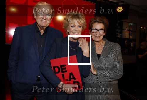 Amsterdam 26 oktober 2025
Boekpresentatie boek over 80 jaar het DeLaMar theater . Simone Kleinsma kreg uit handen van Janine v d Ende en Joop v d Ende het eerste exemplaar.