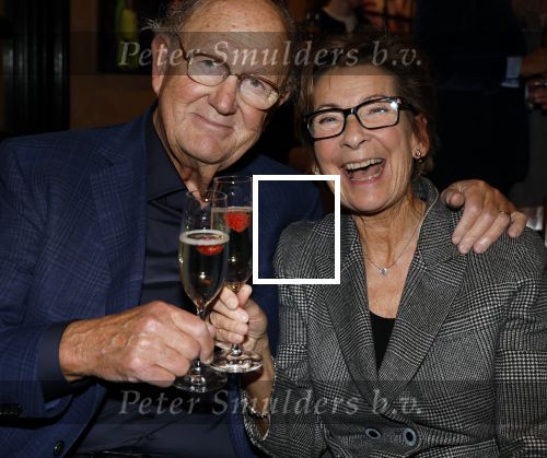 Amsterdam 26 oktober 2025
Boekpresentatie boek over 80 jaar het DeLaMar theater . Simone Kleinsma kreg uit handen van Janine v d Ende en Joop v d Ende het eerste exemplaar.