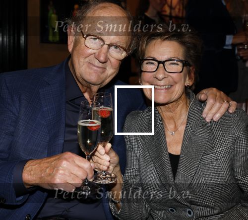 Amsterdam 26 oktober 2025
Boekpresentatie boek over 80 jaar het DeLaMar theater . Simone Kleinsma kreg uit handen van Janine v d Ende en Joop v d Ende het eerste exemplaar.