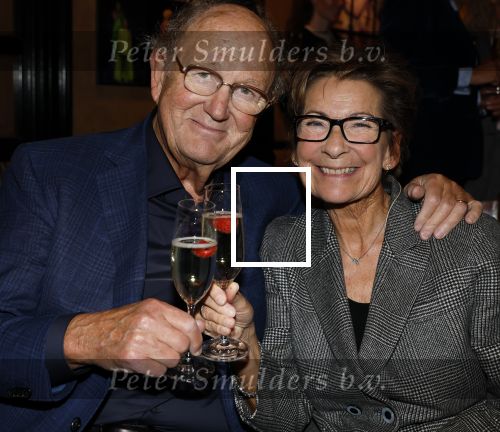Amsterdam 26 oktober 2025
Boekpresentatie boek over 80 jaar het DeLaMar theater . Simone Kleinsma kreg uit handen van Janine v d Ende en Joop v d Ende het eerste exemplaar.