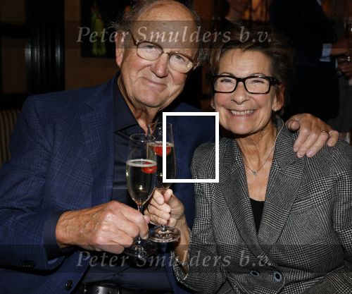 Amsterdam 26 oktober 2025
Boekpresentatie boek over 80 jaar het DeLaMar theater . Simone Kleinsma kreg uit handen van Janine v d Ende en Joop v d Ende het eerste exemplaar.