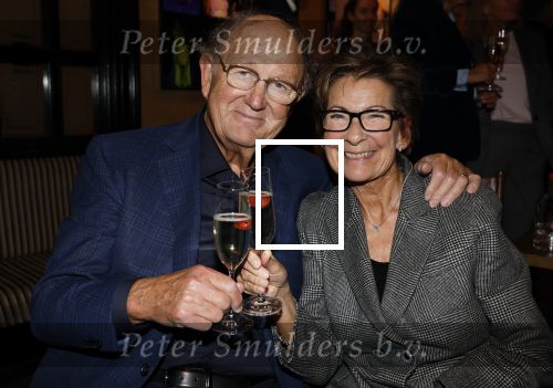 Amsterdam 26 oktober 2025
Boekpresentatie boek over 80 jaar het DeLaMar theater . Simone Kleinsma kreg uit handen van Janine v d Ende en Joop v d Ende het eerste exemplaar.