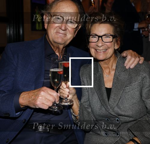 Amsterdam 26 oktober 2025
Boekpresentatie boek over 80 jaar het DeLaMar theater . Simone Kleinsma kreg uit handen van Janine v d Ende en Joop v d Ende het eerste exemplaar.