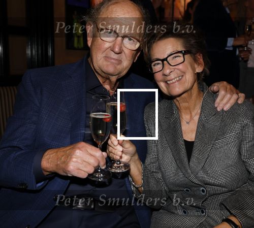 Amsterdam 26 oktober 2025
Boekpresentatie boek over 80 jaar het DeLaMar theater . Simone Kleinsma kreg uit handen van Janine v d Ende en Joop v d Ende het eerste exemplaar.