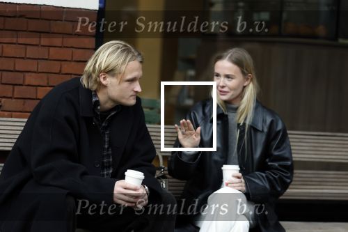 Amsterdam 28 november 2025
Kasper Dolberg met zijn vrouw Laerke Julie Dolberg op terras en straat in Amsterdam zuid.
