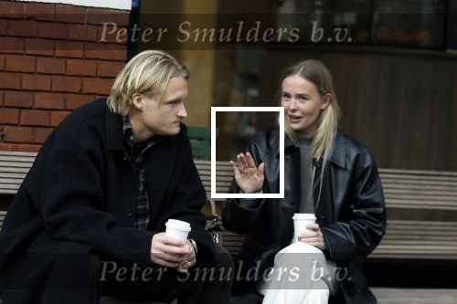 Amsterdam 28 november 2025
Kasper Dolberg met zijn vrouw Laerke Julie Dolberg op terras en straat in Amsterdam zuid.