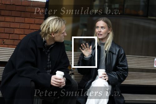 Amsterdam 28 november 2025
Kasper Dolberg met zijn vrouw Laerke Julie Dolberg op terras en straat in Amsterdam zuid.