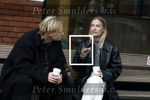 Amsterdam 28 november 2025
Kasper Dolberg met zijn vrouw Laerke Julie Dolberg op terras en straat in Amsterdam zuid.