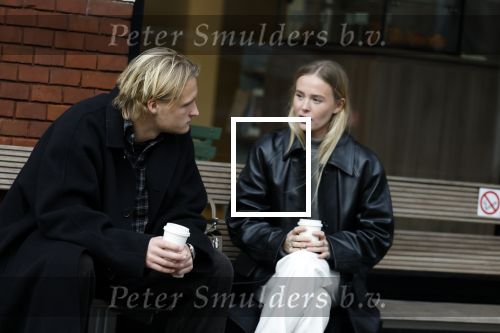 Amsterdam 28 november 2025
Kasper Dolberg met zijn vrouw Laerke Julie Dolberg op terras en straat in Amsterdam zuid.