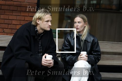 Amsterdam 28 november 2025
Kasper Dolberg met zijn vrouw Laerke Julie Dolberg op terras en straat in Amsterdam zuid.