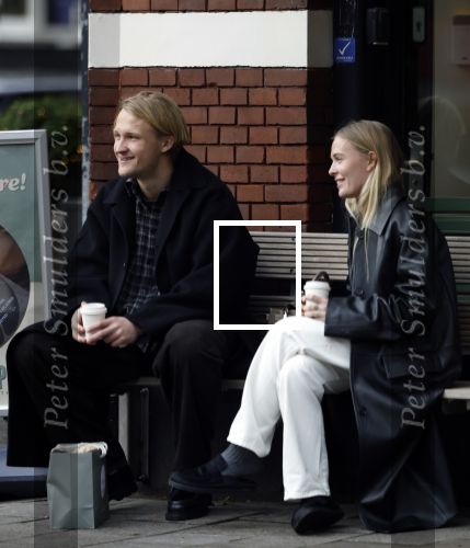 Amsterdam 28 november 2025
Kasper Dolberg met zijn vrouw Laerke Julie Dolberg op terras en straat in Amsterdam zuid.