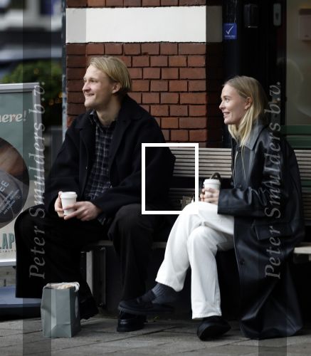 Amsterdam 28 november 2025
Kasper Dolberg met zijn vrouw Laerke Julie Dolberg op terras en straat in Amsterdam zuid.