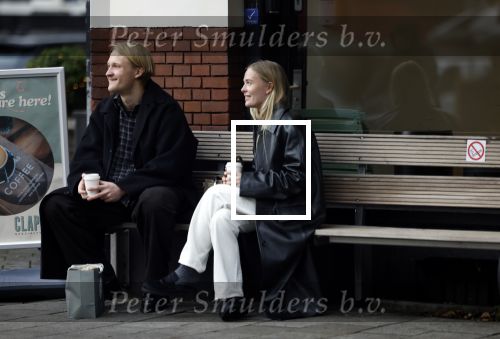Amsterdam 28 november 2025
Kasper Dolberg met zijn vrouw Laerke Julie Dolberg op terras en straat in Amsterdam zuid.