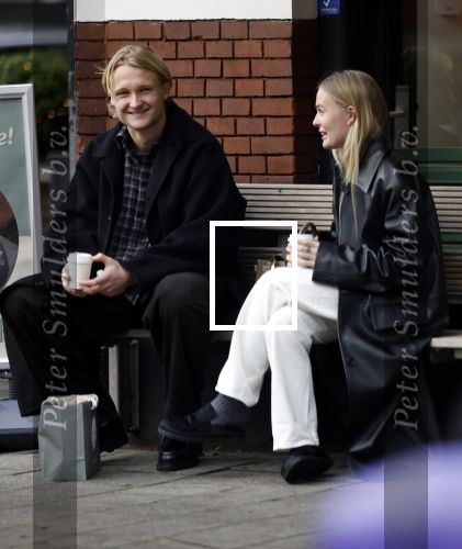 Amsterdam 28 november 2025
Kasper Dolberg met zijn vrouw Laerke Julie Dolberg op terras en straat in Amsterdam zuid.