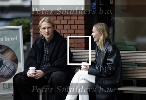 Amsterdam 28 november 2025
Kasper Dolberg met zijn vrouw Laerke Julie Dolberg op terras en straat in Amsterdam zuid.