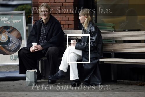 Amsterdam 28 november 2025
Kasper Dolberg met zijn vrouw Laerke Julie Dolberg op terras en straat in Amsterdam zuid.