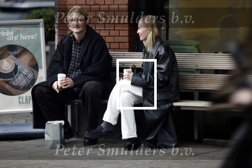 Amsterdam 28 november 2025
Kasper Dolberg met zijn vrouw Laerke Julie Dolberg op terras en straat in Amsterdam zuid.