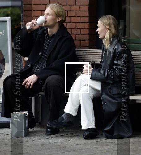 Amsterdam 28 november 2025
Kasper Dolberg met zijn vrouw Laerke Julie Dolberg op terras en straat in Amsterdam zuid.