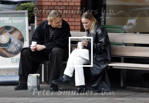 Amsterdam 28 november 2025
Kasper Dolberg met zijn vrouw Laerke Julie Dolberg op terras en straat in Amsterdam zuid.