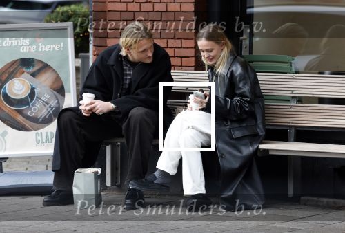Amsterdam 28 november 2025
Kasper Dolberg met zijn vrouw Laerke Julie Dolberg op terras en straat in Amsterdam zuid.