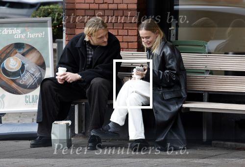 Amsterdam 28 november 2025
Kasper Dolberg met zijn vrouw Laerke Julie Dolberg op terras en straat in Amsterdam zuid.