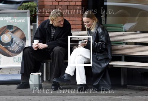 Amsterdam 28 november 2025
Kasper Dolberg met zijn vrouw Laerke Julie Dolberg op terras en straat in Amsterdam zuid.