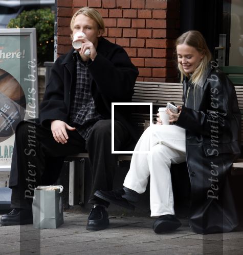 Amsterdam 28 november 2025
Kasper Dolberg met zijn vrouw Laerke Julie Dolberg op terras en straat in Amsterdam zuid.