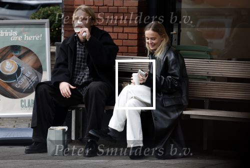 Amsterdam 28 november 2025
Kasper Dolberg met zijn vrouw Laerke Julie Dolberg op terras en straat in Amsterdam zuid.