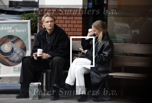 Amsterdam 28 november 2025
Kasper Dolberg met zijn vrouw Laerke Julie Dolberg op terras en straat in Amsterdam zuid.