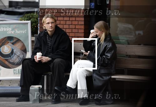 Amsterdam 28 november 2025
Kasper Dolberg met zijn vrouw Laerke Julie Dolberg op terras en straat in Amsterdam zuid.