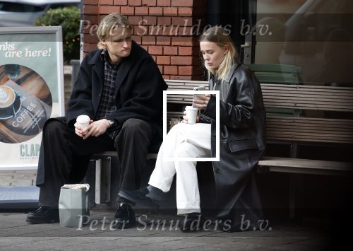 Amsterdam 28 november 2025
Kasper Dolberg met zijn vrouw Laerke Julie Dolberg op terras en straat in Amsterdam zuid.