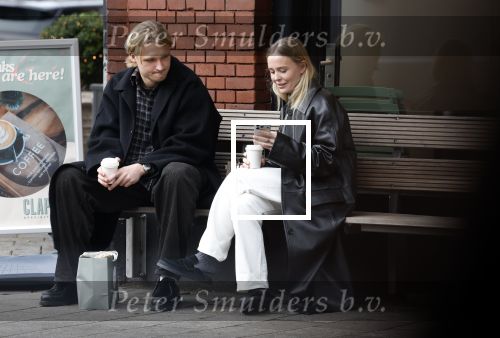 Amsterdam 28 november 2025
Kasper Dolberg met zijn vrouw Laerke Julie Dolberg op terras en straat in Amsterdam zuid.