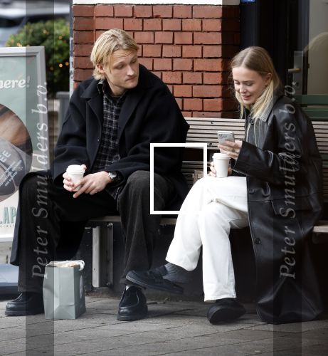 Amsterdam 28 november 2025
Kasper Dolberg met zijn vrouw Laerke Julie Dolberg op terras en straat in Amsterdam zuid.