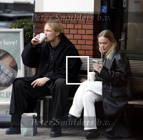 Amsterdam 28 november 2025
Kasper Dolberg met zijn vrouw Laerke Julie Dolberg op terras en straat in Amsterdam zuid.