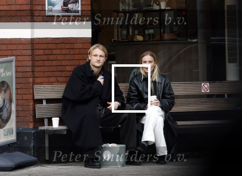 Amsterdam 28 november 2025
Kasper Dolberg met zijn vrouw Laerke Julie Dolberg op terras en straat in Amsterdam zuid.