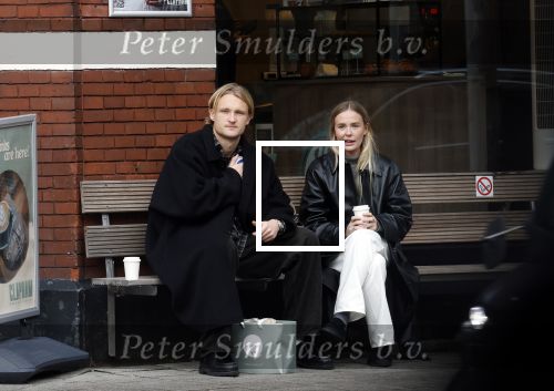 Amsterdam 28 november 2025
Kasper Dolberg met zijn vrouw Laerke Julie Dolberg op terras en straat in Amsterdam zuid.