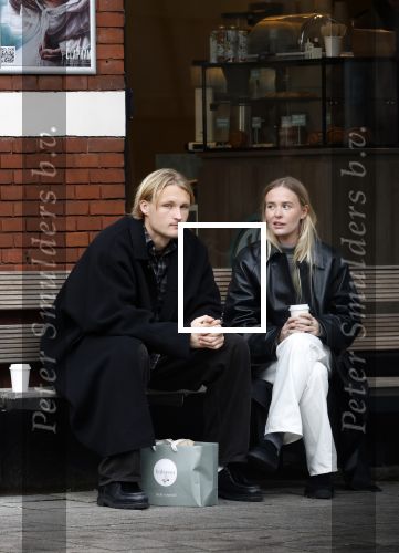 Amsterdam 28 november 2025
Kasper Dolberg met zijn vrouw Laerke Julie Dolberg op terras en straat in Amsterdam zuid.