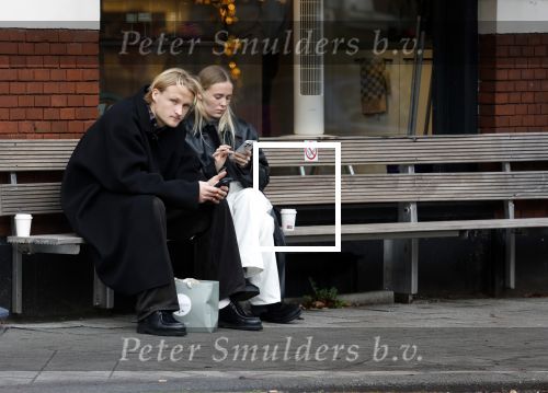 Amsterdam 28 november 2025
Kasper Dolberg met zijn vrouw Laerke Julie Dolberg op terras en straat in Amsterdam zuid.