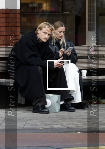 Amsterdam 28 november 2025
Kasper Dolberg met zijn vrouw Laerke Julie Dolberg op terras en straat in Amsterdam zuid.