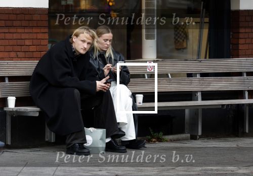 Amsterdam 28 november 2025
Kasper Dolberg met zijn vrouw Laerke Julie Dolberg op terras en straat in Amsterdam zuid.