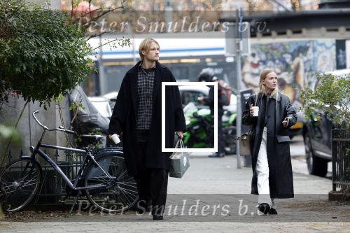 Amsterdam 28 november 2025
Kasper Dolberg met zijn vrouw Laerke Julie Dolberg op terras en straat in Amsterdam zuid.