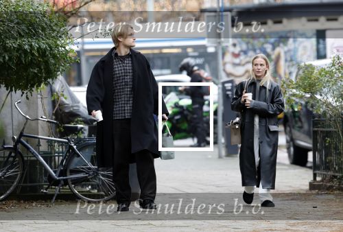 Amsterdam 28 november 2025
Kasper Dolberg met zijn vrouw Laerke Julie Dolberg op terras en straat in Amsterdam zuid.