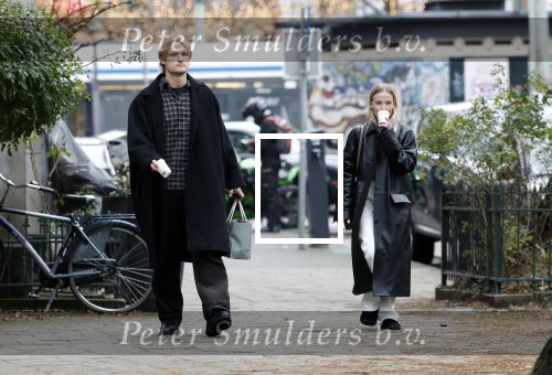 Amsterdam 28 november 2025
Kasper Dolberg met zijn vrouw Laerke Julie Dolberg op terras en straat in Amsterdam zuid.