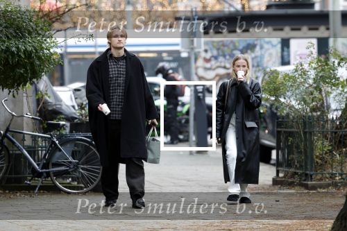 Amsterdam 28 november 2025
Kasper Dolberg met zijn vrouw Laerke Julie Dolberg op terras en straat in Amsterdam zuid.