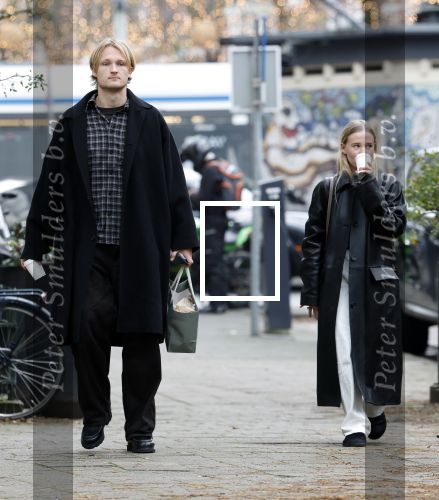 Amsterdam 28 november 2025
Kasper Dolberg met zijn vrouw Laerke Julie Dolberg op terras en straat in Amsterdam zuid.