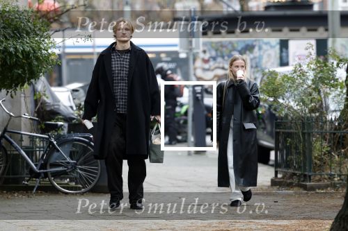 Amsterdam 28 november 2025
Kasper Dolberg met zijn vrouw Laerke Julie Dolberg op terras en straat in Amsterdam zuid.