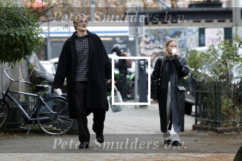 Amsterdam 28 november 2025
Kasper Dolberg met zijn vrouw Laerke Julie Dolberg op terras en straat in Amsterdam zuid.